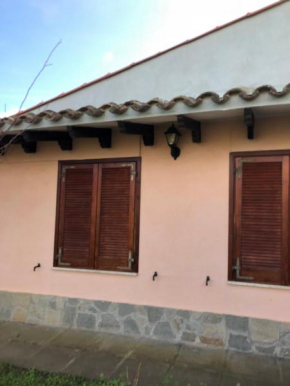VILLETTA CON GRANDE GIARDINO VICINO ALLA SPIAGGIA DI Campus VILLASIMIUS